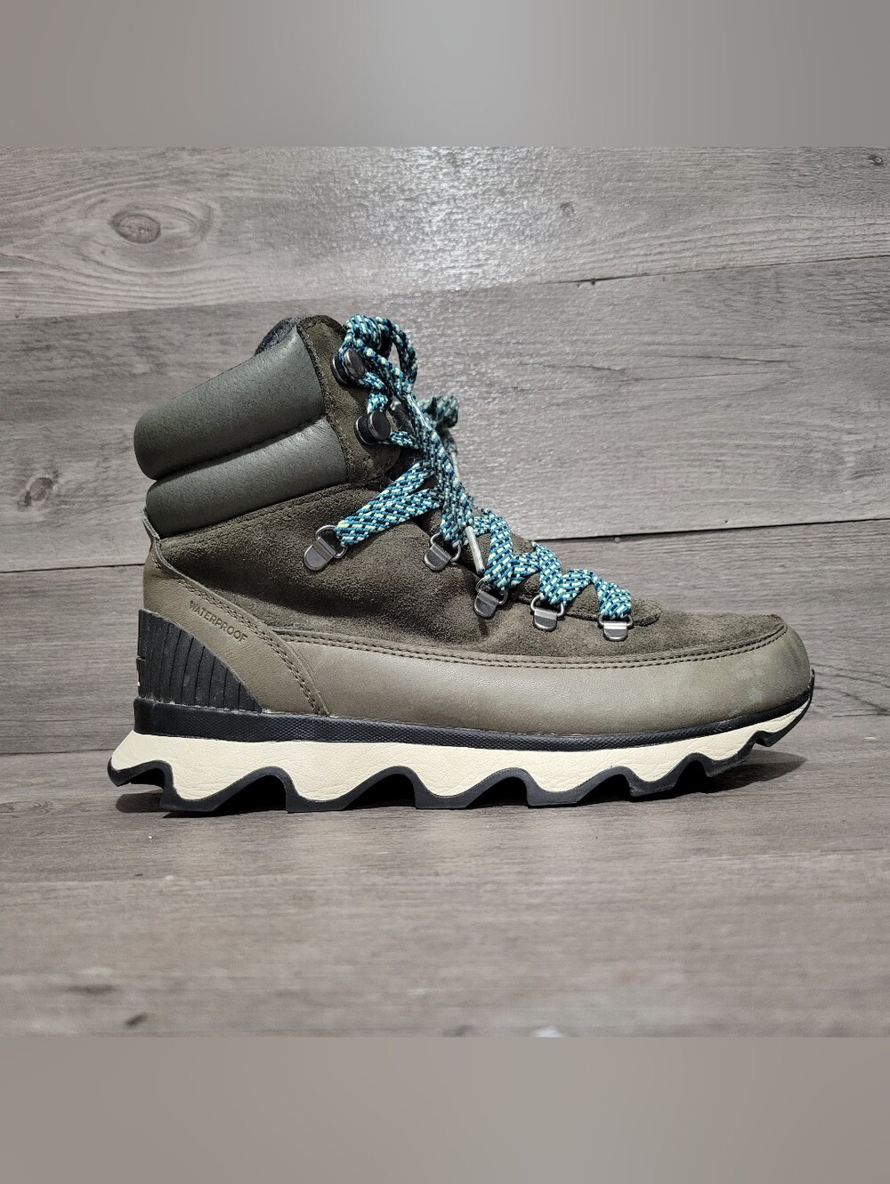 Sorel Kinetic Conquest boots Womens Size 9 Green alpine tundra